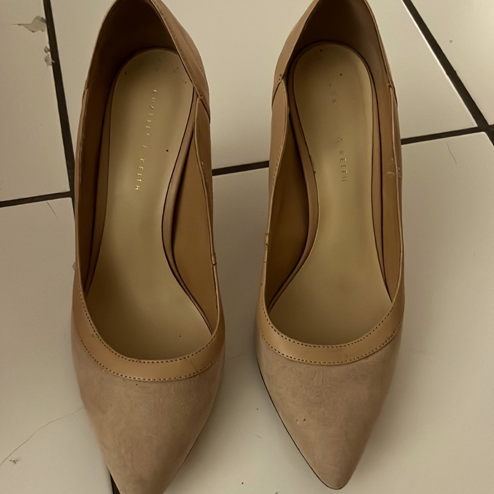 Charles and Keith court pump